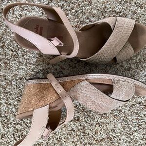 Clarks Women's tan wedges